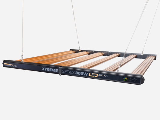 Dimlux Xtreme Series 800W MKII + NIR – aufgehängte LED Grow Lampe, Oberseite mit Kühlprofilen und Steuerdisplay