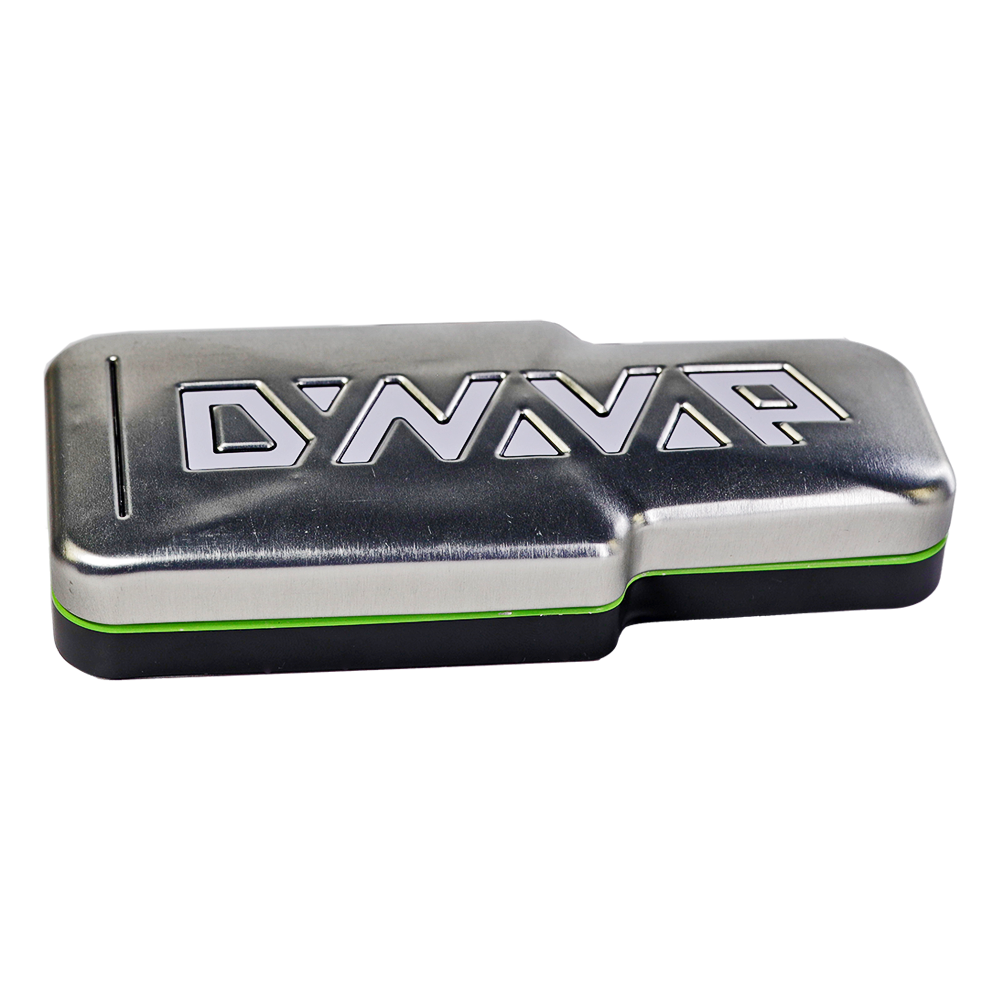 Geschlossenes DynaVap M7 XL Etui aus Metall mit Logo-Prägung.