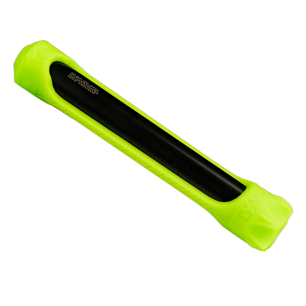 SlingStash in Grün schräg fotografiert – robustes, smell-proof DynaVap Case mit überlappender Silikonschlinge und Decapper