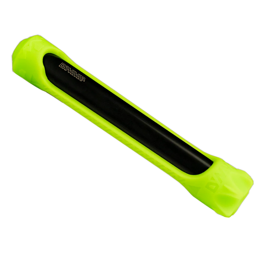 SlingStash in Grün schräg fotografiert – robustes, smell-proof DynaVap Case mit überlappender Silikonschlinge und Decapper