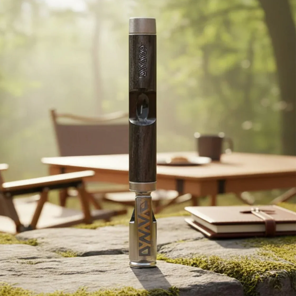 DynaVap The M 7 TwoToniuM Limited Edition Edelstahl Vaporizer in einer stimmungsvollen Lifestyle-Ansicht