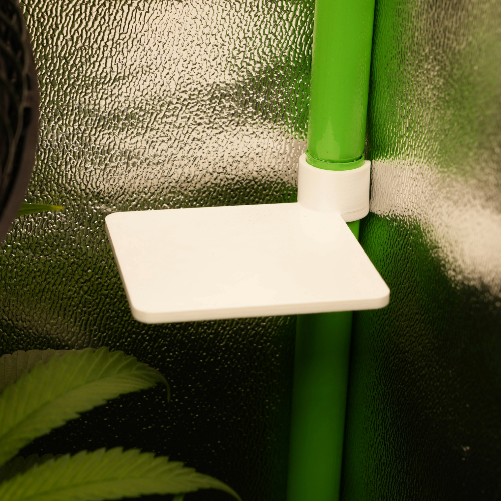 Montierte 16 mm Growbox Stangenhalterung mit Ablage – praktische Stangenmontage für Messgeräte, Sensoren und Zubehör im Growzelt