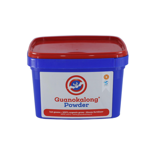 Guanokalong 5kg organischer Fledermausdung-Dünger in blauem Behälter mit rotem Deckel, ideal für kräftiges Blühen, Fruchten und gesunde Wurzelbildung bei Pflanzen, geeignet für Indoor- und Outdoor-Gärten.