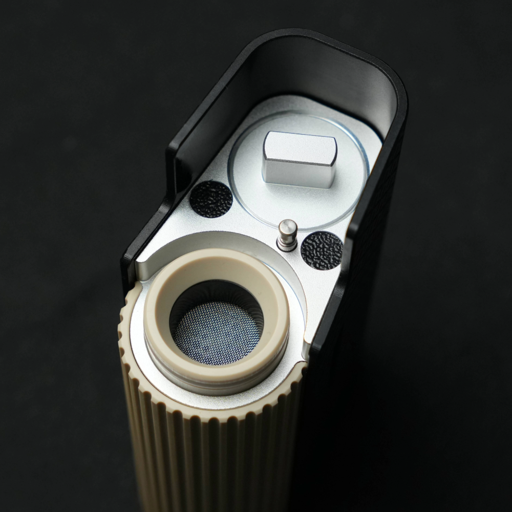 Limelight Frolic Thermal Extractor – offene Kraeuterkammer mit Sieb (Detailaufnahme)