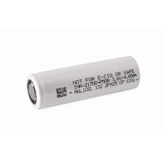Molicel INR21700-P50B 21700 Akku mit 5000 mAh und 50A als Flat-Top Einzelzelle auf hellem Hintergrund