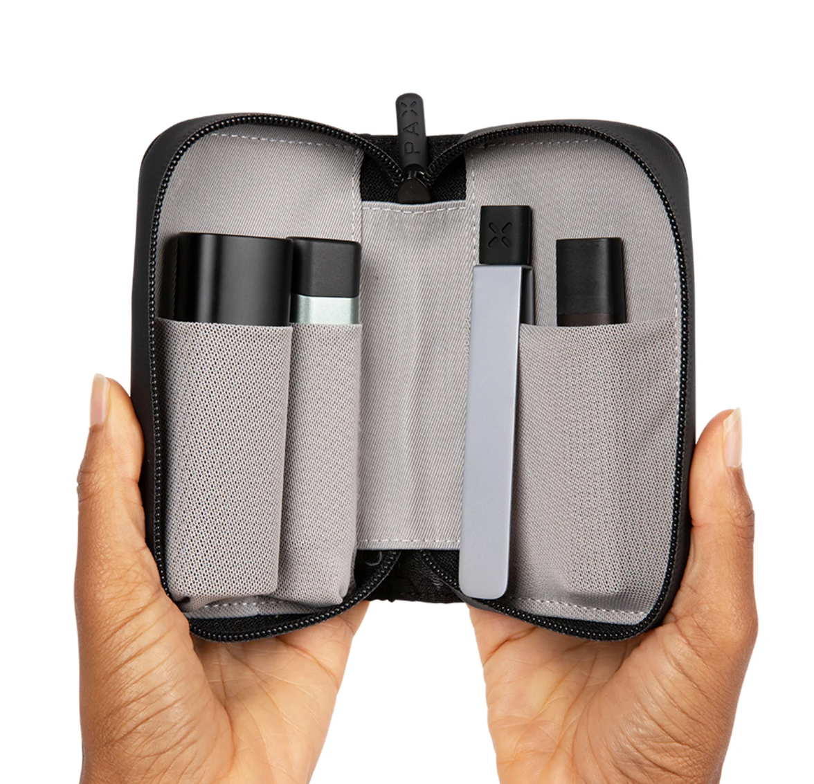 Geöffnete PAX geruchssichere Tasche mit Innenfächern für Vaporizer, Kräuterbehälter und Zubehör
