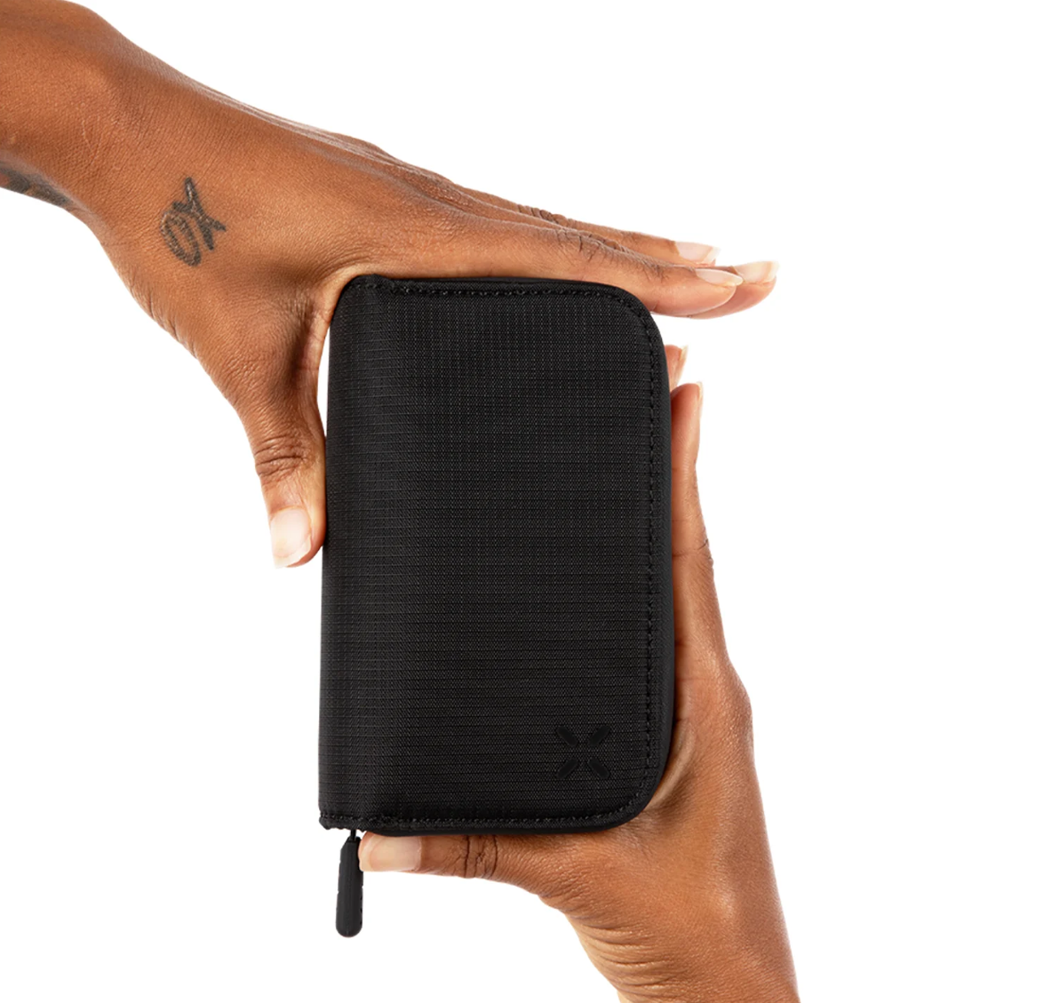 Kompakte PAX geruchssichere Tasche in Schwarz für Vaporizer und Zubehör in der Hand