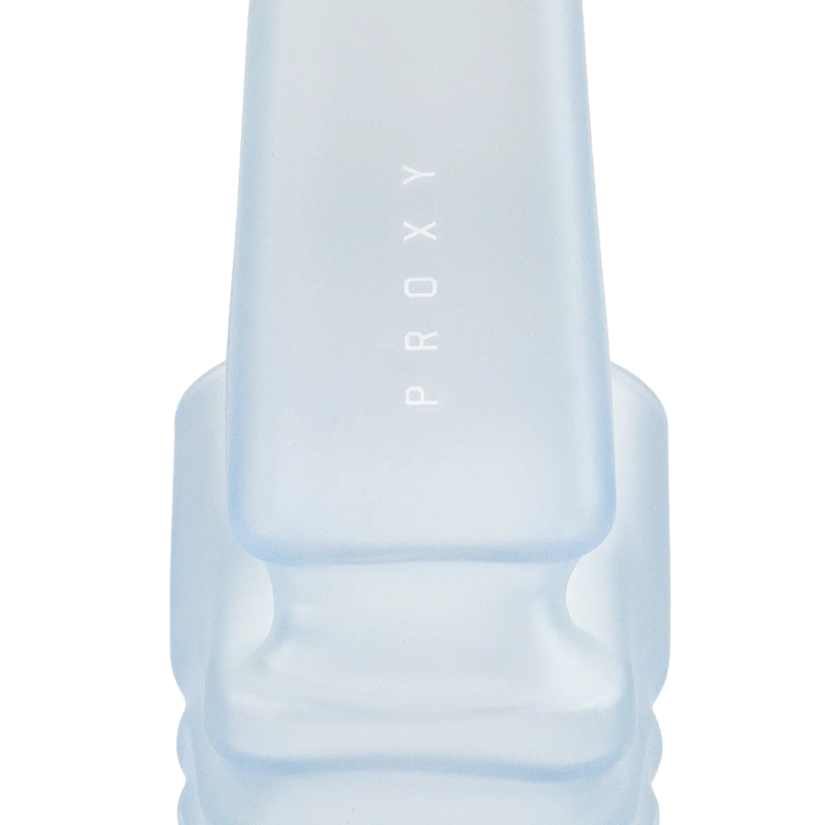 Nahaufnahme Puffco Proxy Wizard Haze: Proxy Schriftzug am langen Glasstiel der Dry Pipe