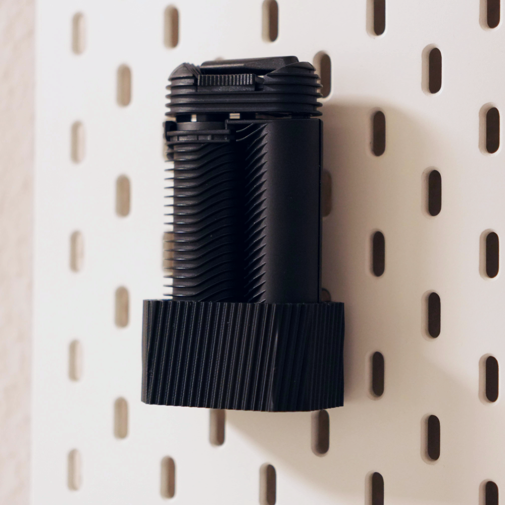 Crafty+ Halter an SKÅDIS Pegboard – Seitenansicht für schnellen Zugriff und aufgeräumte Vape-Ecke
