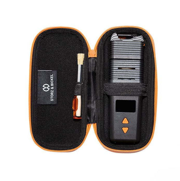 Offenes Storz & Bickel Venty Travelcase mit Vaporizer, Bürste und Zubehör – praktisches geruchsdichtes Hardcase für unterwegs.