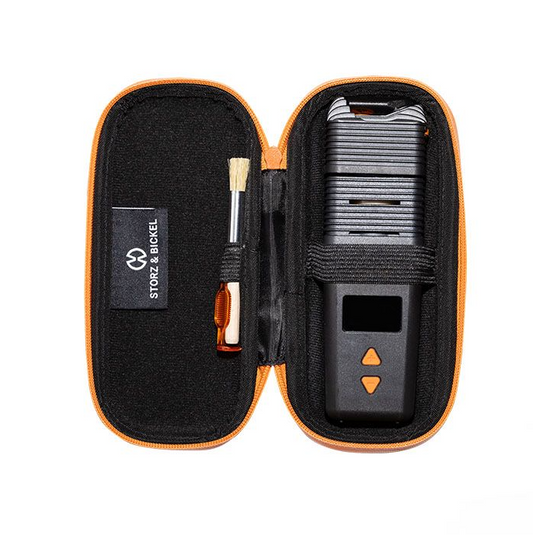 Offenes Storz & Bickel Venty Travelcase mit Vaporizer, Bürste und Zubehör – praktisches geruchsdichtes Hardcase für unterwegs.