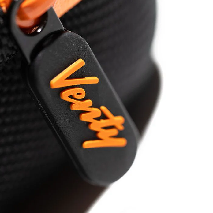 Detailaufnahme des Storz & Bickel Venty Travelcase Reißverschlusses mit Venty Logo – hochwertiges geruchsdichtes Hardcase.