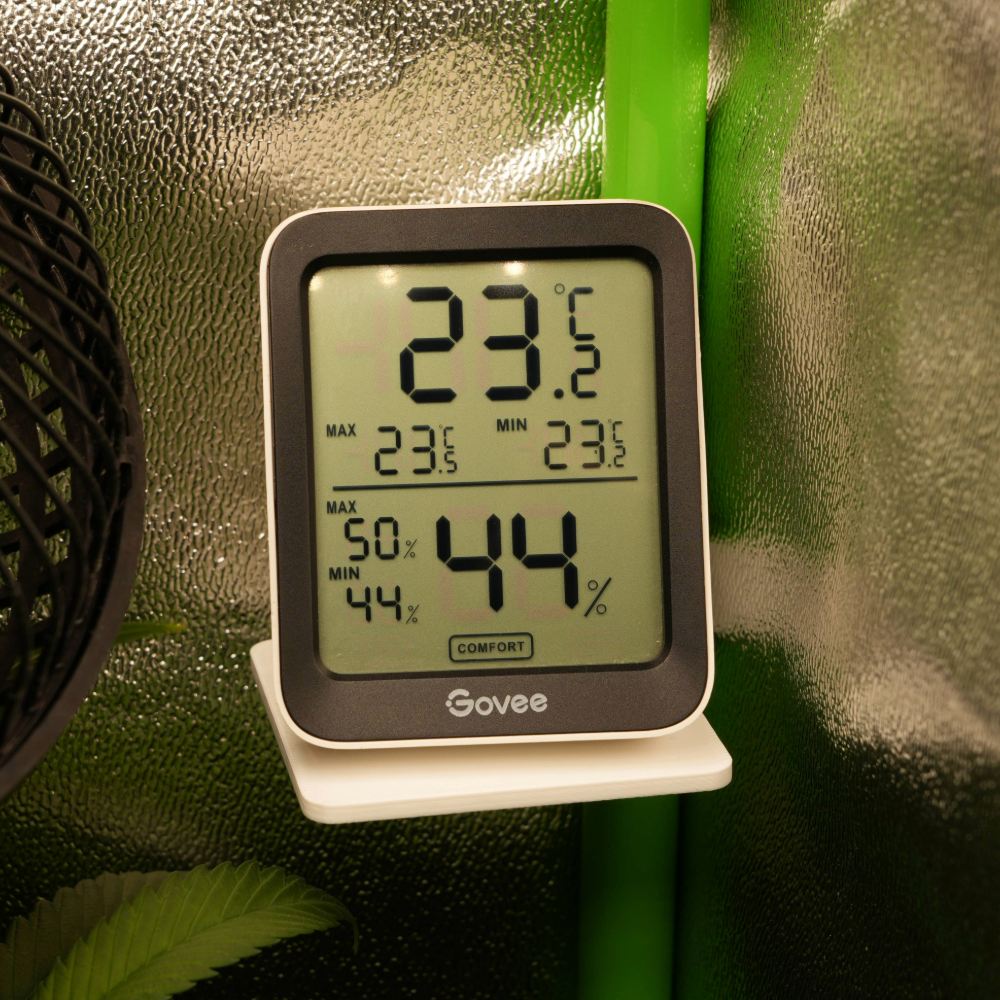 Thermo-Hygrometer auf 16 mm Stangenhalterung im Growzelt – Ablage für Govee Hygrometer zur Messung von Temperatur und Luftfeuchte