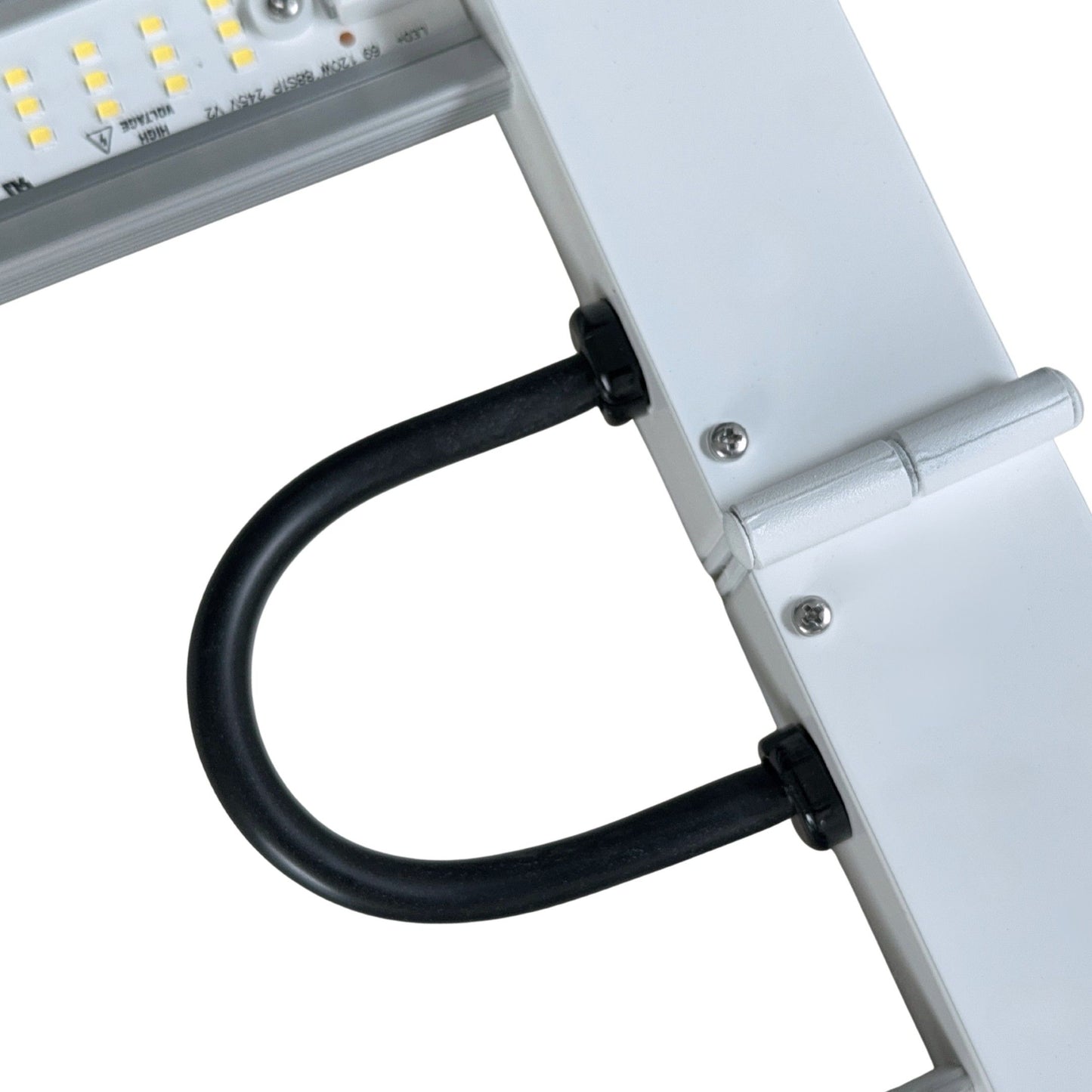 Detailansicht Titan LED 720W Pro Grow Lampe mit LED-Balken und Kabelverbindung für Indoor Pflanzenbeleuchtung