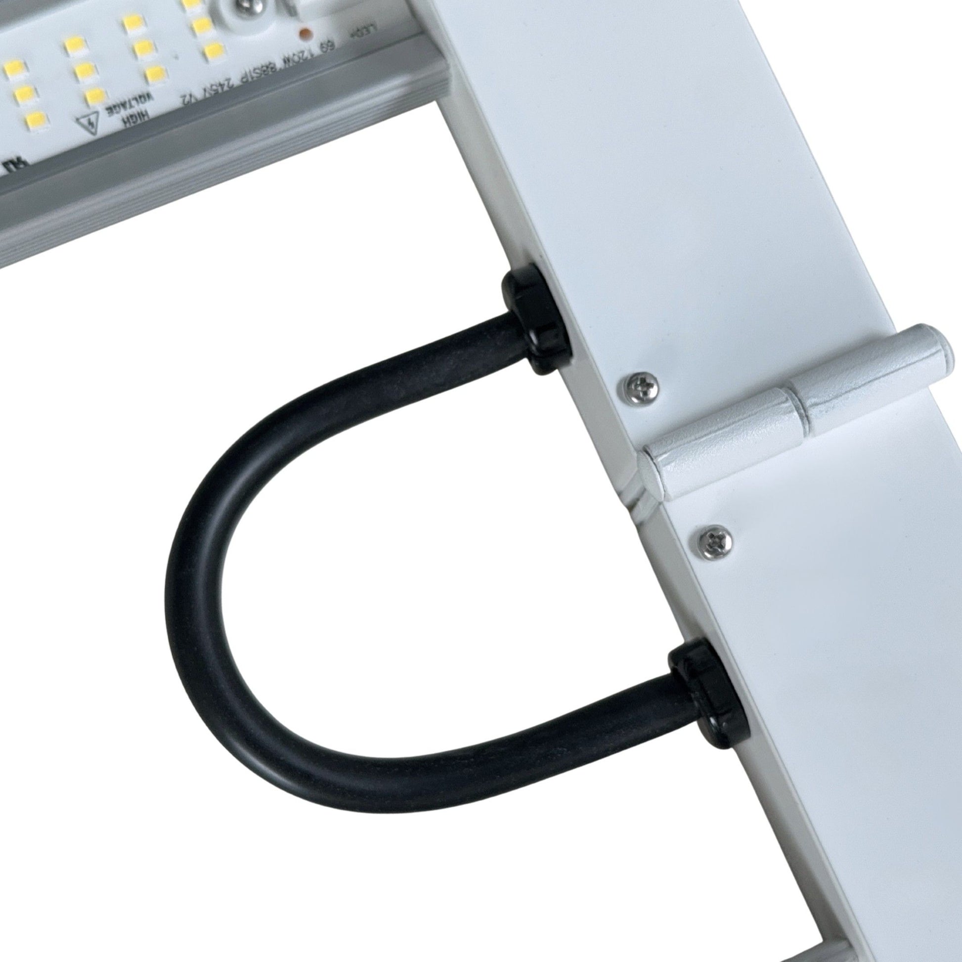 Detailansicht Titan LED 720W Pro Grow Lampe mit LED-Balken und Kabelverbindung für Indoor Pflanzenbeleuchtung