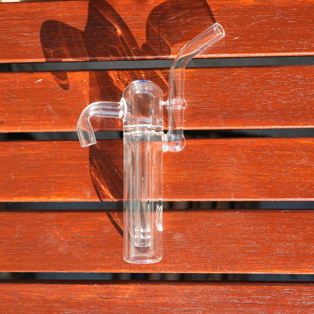 Komplette Ansicht des Venty Side Bubbler Glas-Wasserfilters auf Holztisch – Zubehör zum Kühlen des Dampfes beim VENTY Vaporizer