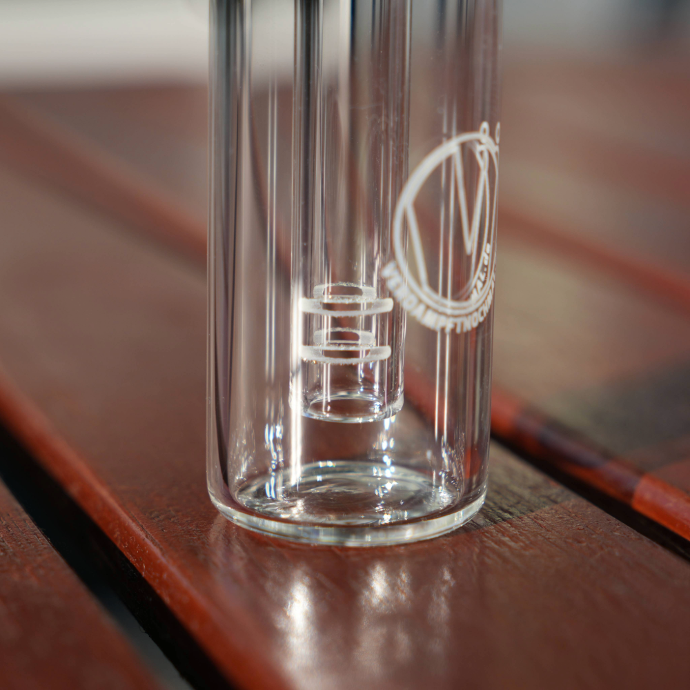 Nahaufnahme des Perkolators im Venty Side Bubbler – Glas-Wasserfilter zur Kühlung und Filterung des Dampfes
