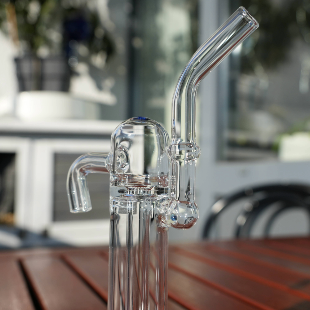Seitliche Ansicht des Venty Side Bubbler Glas-Wasserfilters mit gebogenem Mundstück für Storz & Bickel VENTY