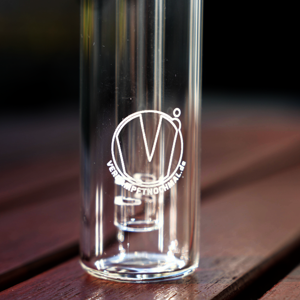 Venty Side Bubbler aus Glas mit Verdampftnochmal Logo auf Holztisch – Wasserfilter-Aufsatz für Storz & Bickel VENTY Vaporizer