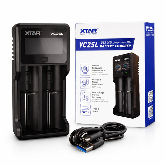 XTAR VC2SL Ladegerät für 2 Akkus mit Verpackung und USB-C-Kabel auf weißem Studiohintergrund
