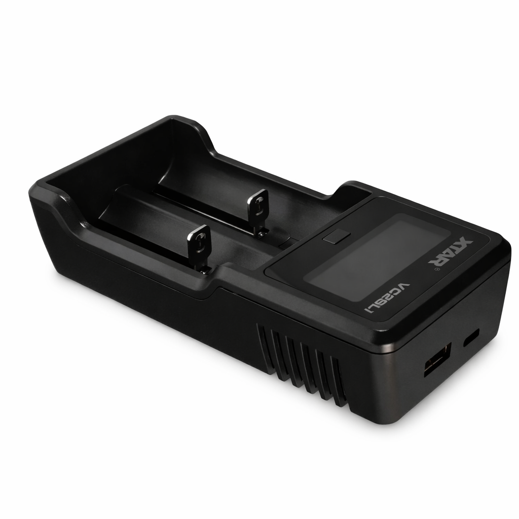 XTAR VC2SL Ladegerät in Schrägansicht mit Display und USB-C-Anschluss auf weißem Studiohintergrund